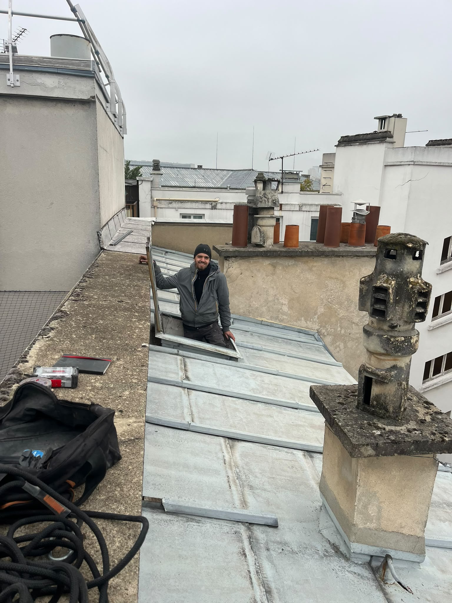 Loik Barreyre, votre artisan ramoneur fumiste, sur les toits de Paris